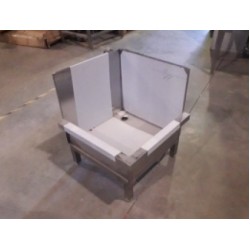 Поддон угловой в уборочную на регулируемых опорах, нержавеющая сталь 1,5мм. в комплекте с сифоном