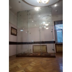 Шкаф стеклянный для хранения Боевого знамени (высота 3,2м.) тройной Шкаф стеклянный для хранения Боевого знамени (высота 3,2м.) тройной